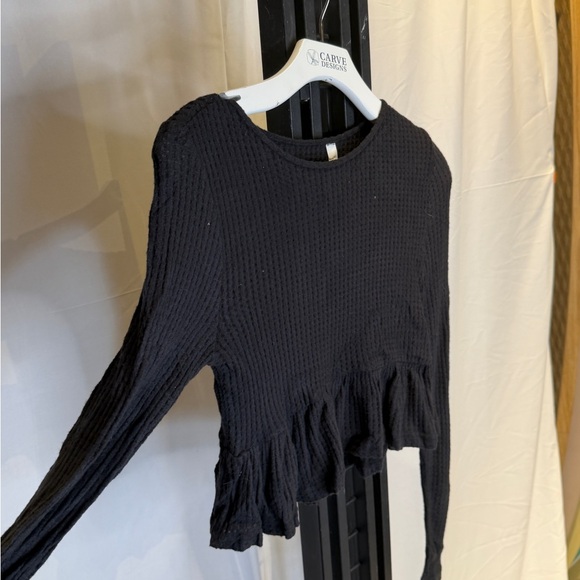 Chic‎ Black Ruffled Crop Top - Picture 2 of 4